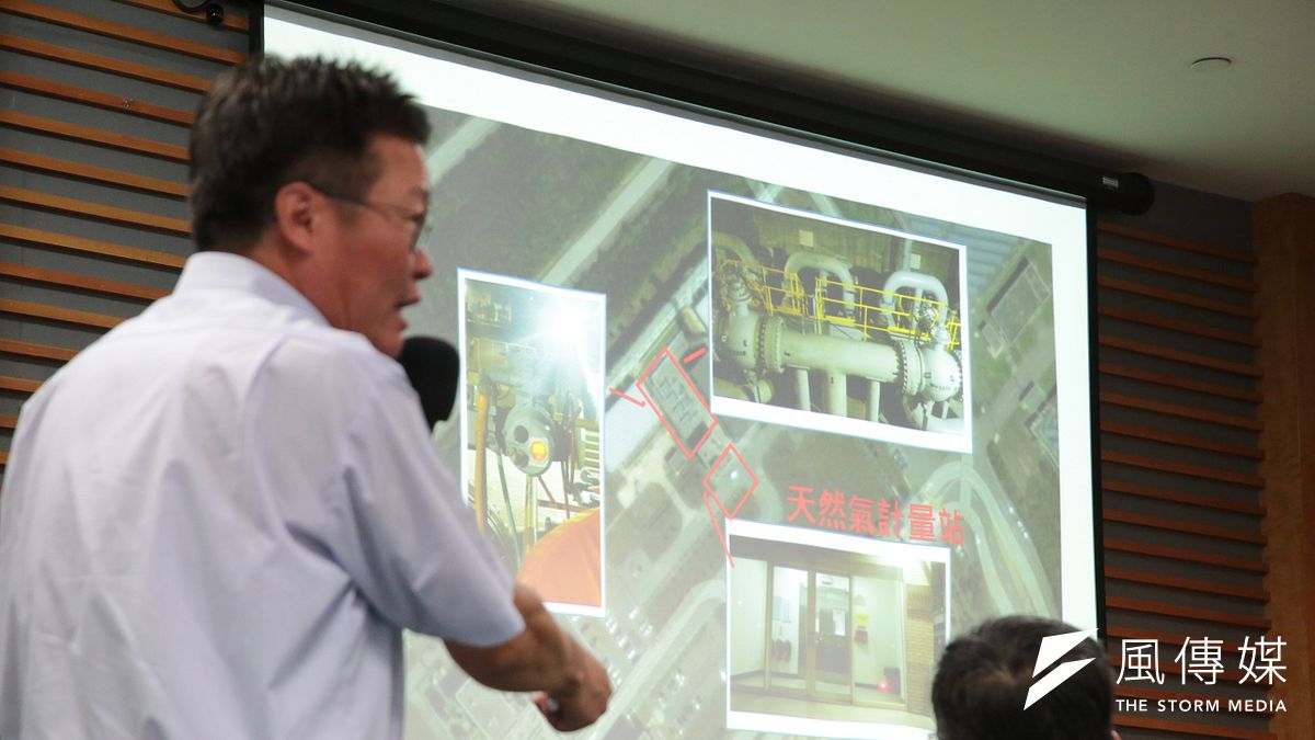 中油董事長陳金德16日針對大潭電廠供氣暫停導致停電事件,召開記者會說明。(顏麟宇攝) 中油董事長陳金德16日針對大潭電廠供氣暫停導致停電事件,召開記者會說明。(顏麟宇攝)