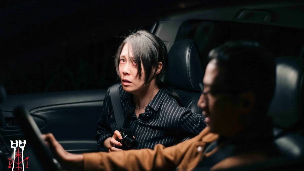 爆紅國片《咒 》改編自高雄真實事件,以偽紀錄片、打破第四道牆為主要敘事手法,成功營造駭人氛圍。(圖/取自《咒 Incantation》臉書專頁)