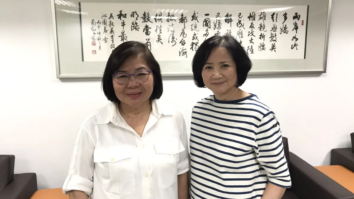 國民黨台北市黨部主委選舉15日即將開打,前民政局長黃呂錦茹7日將舉辦參選記者會,前總統馬英九、副主席郝龍斌將到場加持。圖為前民政局長黃呂錦茹(左)與國民黨主席吳敦義太太蔡令怡(右)合影。(黃呂錦茹辦公室提供)