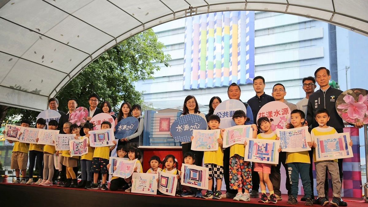 北市副市長林奕華宣布全國最大公共藝術優化案正式啟動,銘傳國小附幼的孩童們上台展示於公共藝術體驗課程的作品。(圖/臺北市政府文化局提供) 北市副市長林奕華宣布全國最大公共藝術優化案正式啟動,銘傳國小附幼的孩童們上台展示於公共藝術體驗課程的作品。(圖/臺北市政府文化局提供)