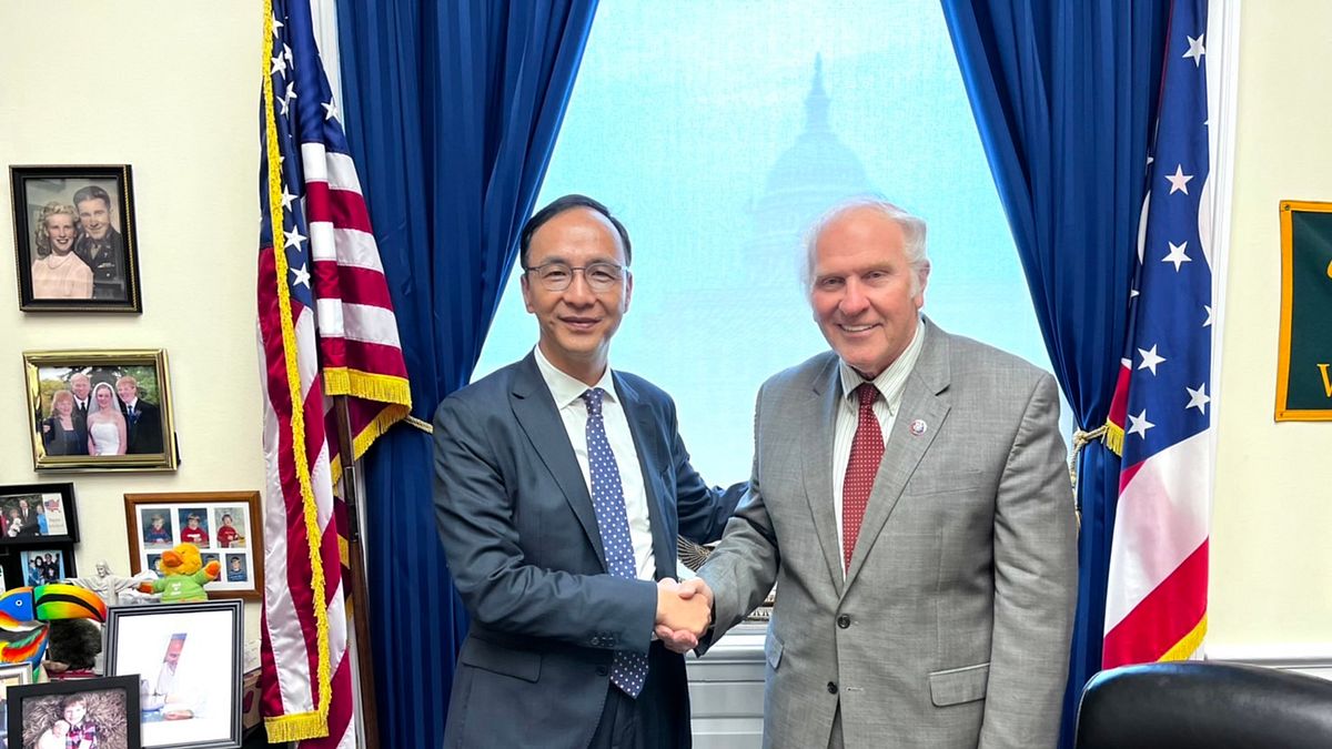 國民黨主席朱立倫(左)與美國國會「台灣連線」共同主席夏波(Steve Chabot, R-OH)等5位眾議員會面。(國民黨提供) 國民黨主席朱立倫(左)與美國國會「台灣連線」共同主席夏波(Steve Chabot, R-OH)等5位眾議員會面。(國民黨提供)