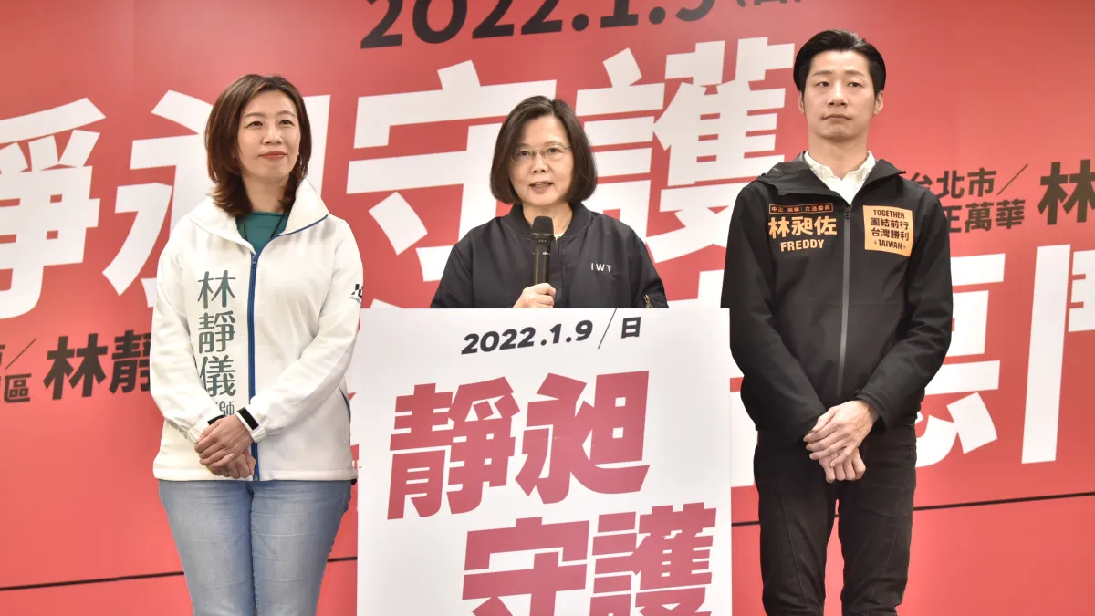民進黨主席蔡英文、中二選區立委補選候選人林靜儀,以及立委林昶佐上月29日出席民進黨「靜昶守護,終結惡鬥」記者會。(資料照,民進黨提供)