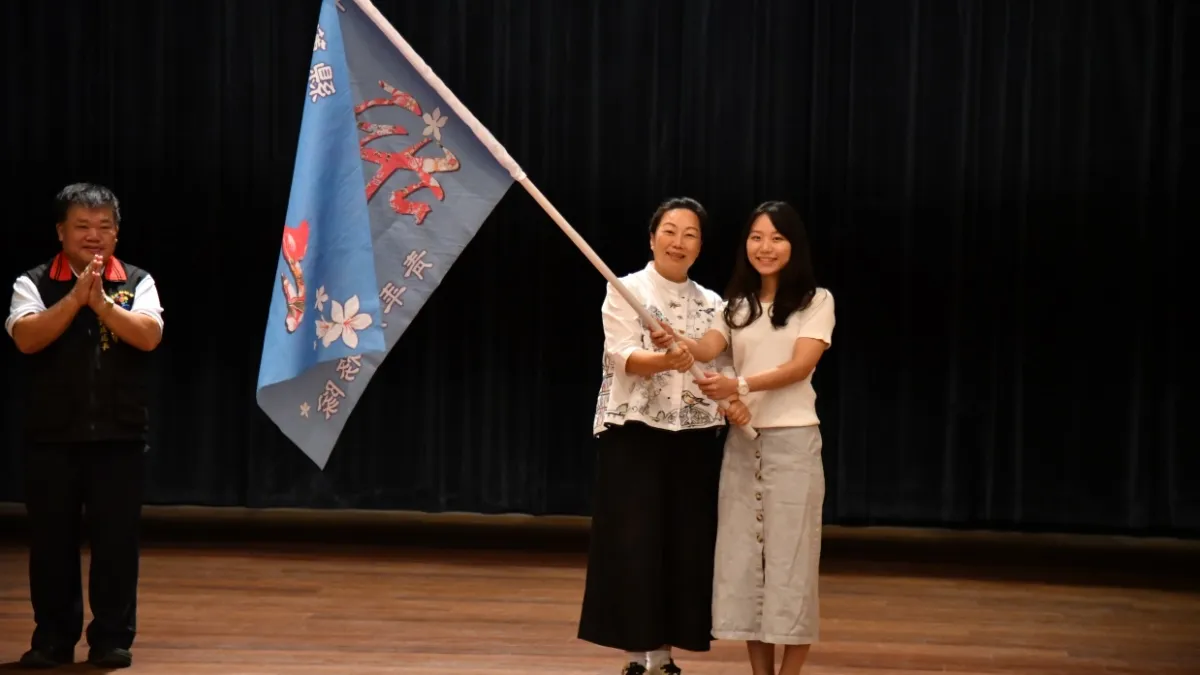 花蓮縣政府成立「客家青年服務隊」,縣長徐榛蔚授旗予客家青年服務隊代表,盼承接起客家文化傳承之使命。(圖/花蓮縣政府提供)