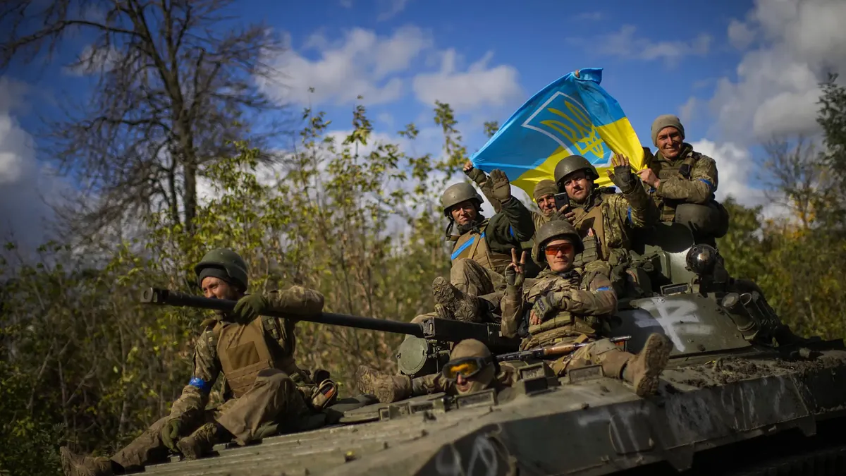 2022年10月4日、装甲車に座るウクライナ兵士(写真/AP通信提供) 2022年10月4日、装甲車に座るウクライナ兵士(写真/AP通信提供)