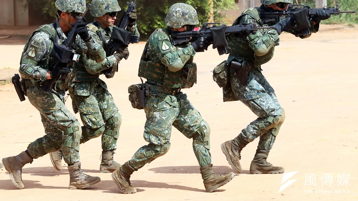 國防部指出,為有效恢復後備軍人戰鬥技能,規劃調整教育召集訓練頻次及天數,以循序漸進方式強化作戰能力。(資料照,蘇仲泓攝) 國防部指出,為有效恢復後備軍人戰鬥技能,規劃調整教育召集訓練頻次及天數,以循序漸進方式強化作戰能力。(資料照,蘇仲泓攝)