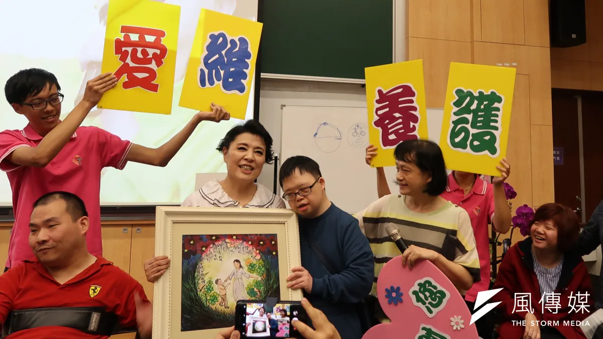 重殘團體愛維養護中心運營困難,聲樂家簡文秀慨然捐出一百萬元,盼拋磚引玉以解燃眉之急。(圖/陳又嘉攝)