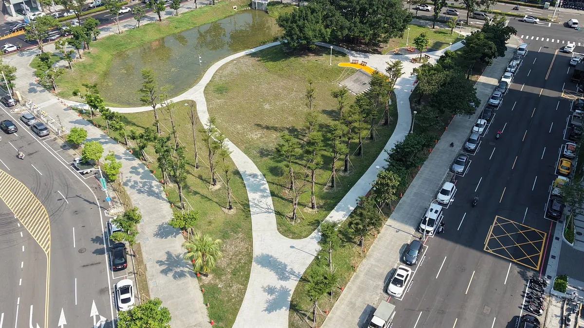 從空中俯看三民區正義公園華麗轉身為都市多功能滯洪公園。 從空中俯看三民區正義公園華麗轉身為都市多功能滯洪公園。