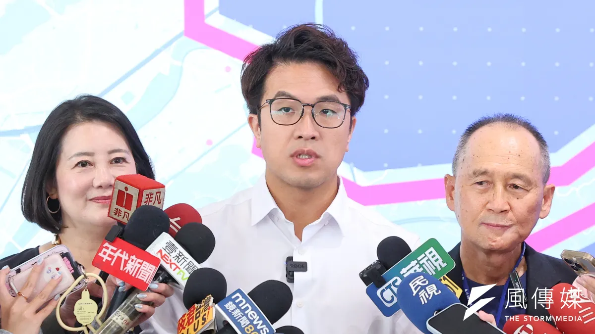 信民兩岸研究協會最新民調顯示,民進黨參選人沈伯洋(中)以50.3%支持度,大幅領先現任市長蔣萬安的33.3%,雙方差距達17個百分點。(顏麟宇攝)