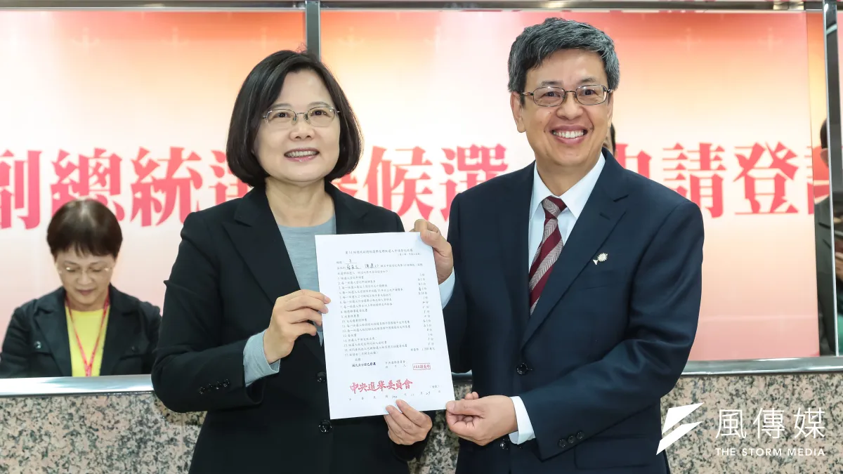 民進黨正副總統提名人蔡英文、陳建仁至中選會領表參選。(顏麟宇攝)