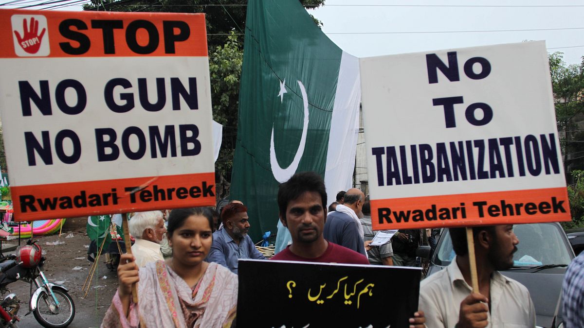 巴基斯坦恐怖組織「神學士」針對當地律師發動自殺炸彈攻擊,造成至少70人死亡悲劇。(美聯社) 巴基斯坦恐怖組織「神學士」針對當地律師發動自殺炸彈攻擊,造成至少70人死亡悲劇。(美聯社)