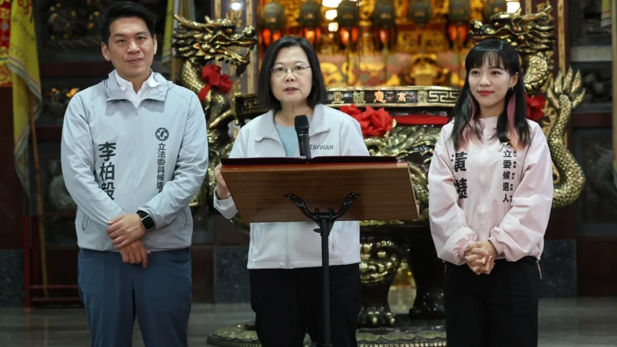蔡英文總統與民進黨第六選區立委候選人黃捷、第三選區參選人李柏毅一起參拜意誠堂。(圖/黃捷服務處提供)