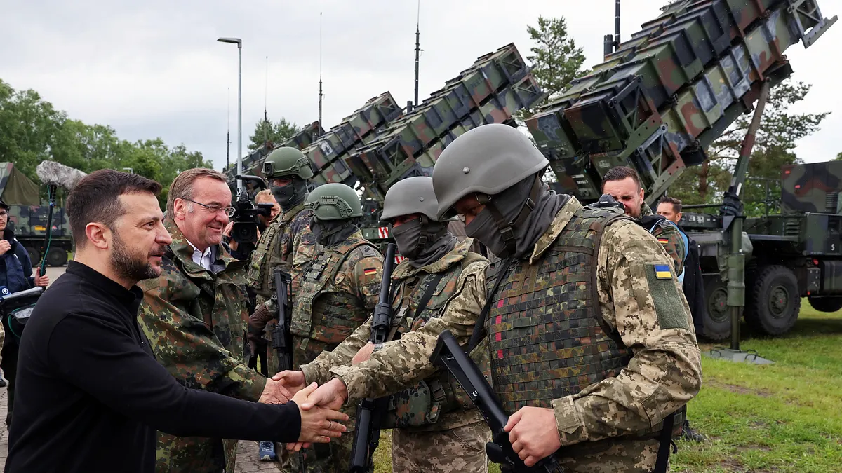 2042年6月11日,烏克蘭總統哲連斯基和德國國防部長佩斯托瑞斯參觀愛國者飛彈的訓練區,並向德國和烏克蘭的士兵致意。(美聯社)