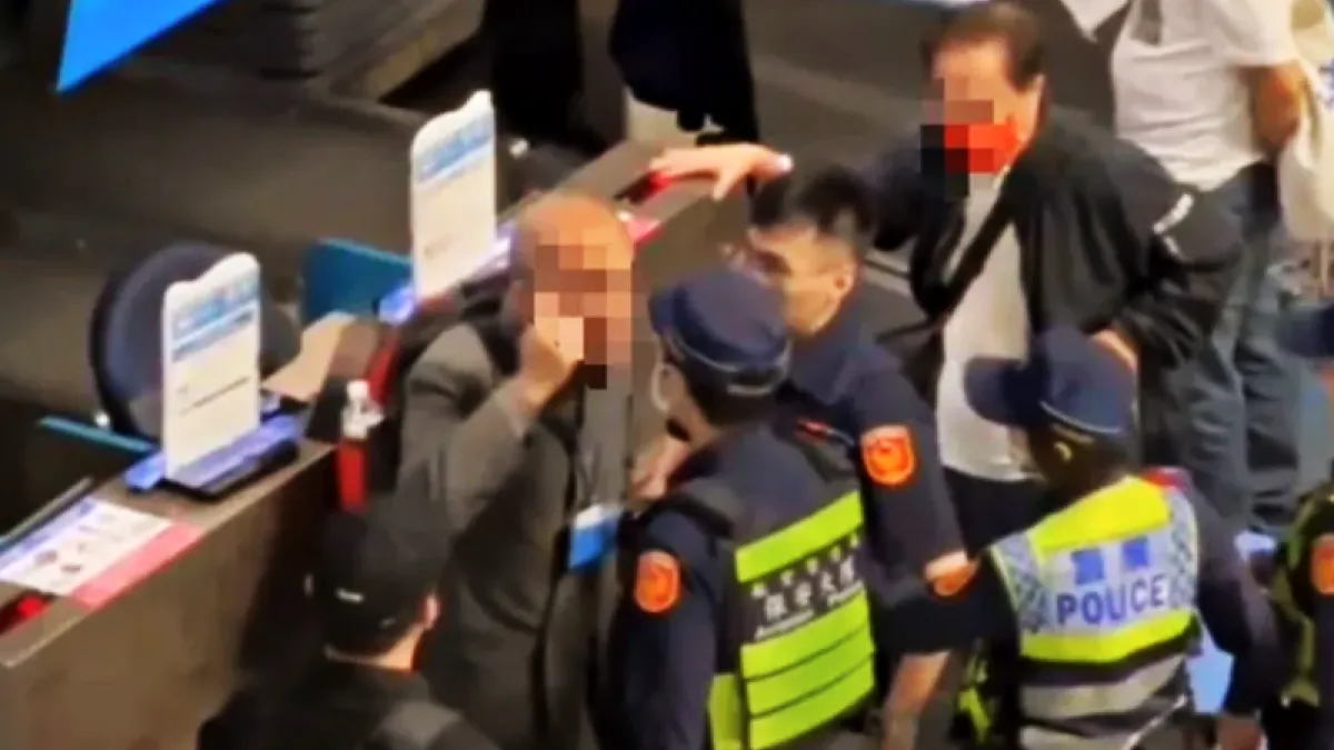 一名梅姓老翁於班機起飛前18分鐘才趕到櫃檯報到,因而無法登機,他卻氣得飆罵地勤人員。(圖/翻攝自社會事新聞影音)