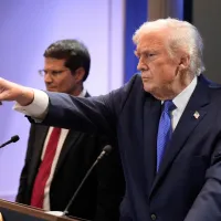2026年2月20日、米連邦最高裁判所が大統領による「国際緊急経済権限法」に基づく関税徴収を違憲と判断した後、ドナルド・トランプ氏は記者会見を開き、反対意見を述べた判事を批判するとともに、徴税のための新たな法的根拠を模索すると強調した。(写真/AP通信提供) 2026年2月20日、米連邦最高裁判所が大統領による「国際緊急経済権限法」に基づく関税徴収を違憲と判断した後、ドナルド・トランプ氏は記者会見を開き、反対意見を述べた判事を批判するとともに、徴税のための新たな法的根拠を模索すると強調した。(写真/AP通信提供)