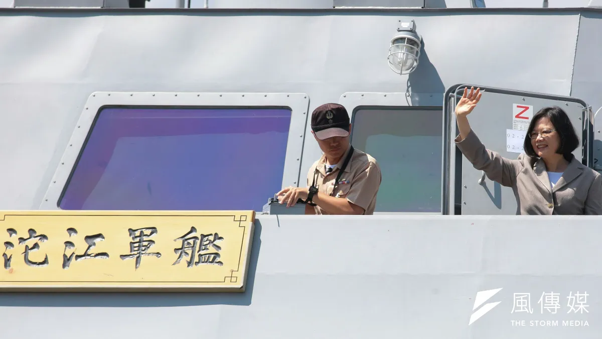 總統蔡英文4日視導宜蘭部隊,並登上沱江軍艦。(顏麟宇攝)