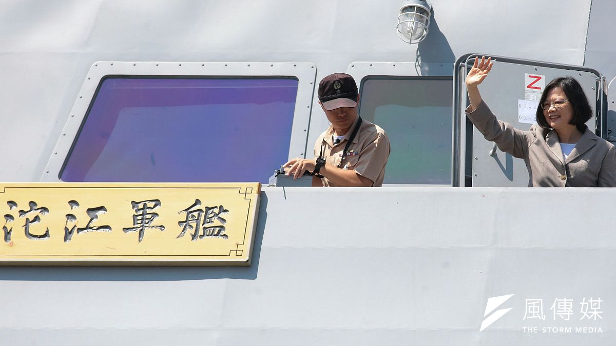 總統蔡英文4日視導宜蘭部隊,並登上沱江軍艦。(顏麟宇攝) 總統蔡英文4日視導宜蘭部隊,並登上沱江軍艦。(顏麟宇攝)