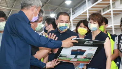 市長侯友宜表示,歡迎各地孩子都來參觀紙風車工廠、或動手做道具,認識更多表演藝術。(圖/新北市政府)