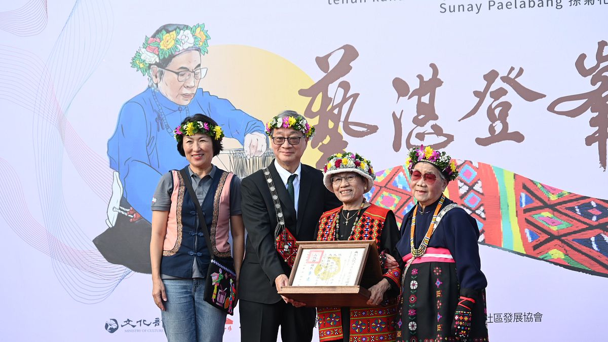 孫菊花老師獲文化部「人間國寶」榮銜,文化部長李遠、台東縣長饒慶鈴合影。(圖/臺東縣政府文化處提供) 孫菊花老師獲文化部「人間國寶」榮銜,文化部長李遠、台東縣長饒慶鈴合影。(圖/臺東縣政府文化處提供)