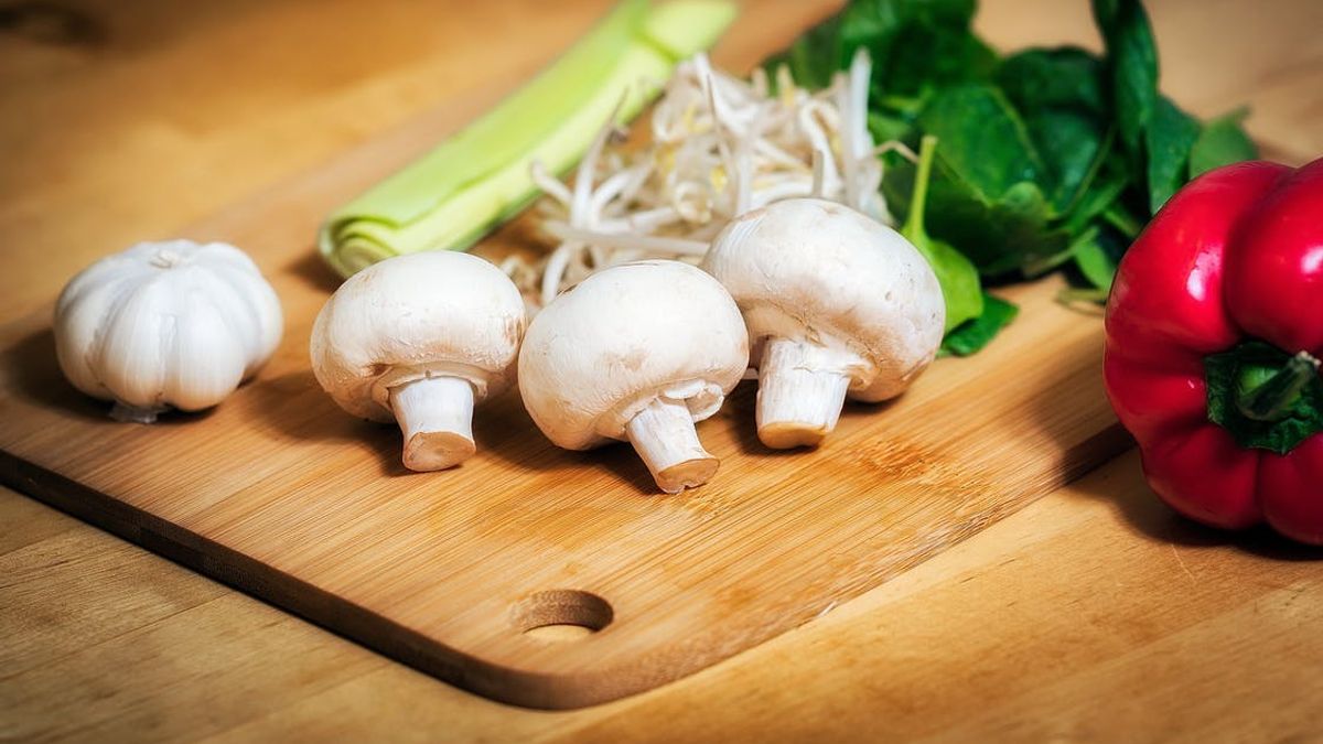 吃較多的肉類、海鮮與喝太多的酒,血液中的尿酸顯著高於其他族群,反而比吃高普林的黃豆與香菇來說,更會增加高尿酸的風險。(圖/qimono@Pixabay) 吃較多的肉類、海鮮與喝太多的酒,血液中的尿酸顯著高於其他族群,反而比吃高普林的黃豆與香菇來說,更會增加高尿酸的風險。(圖/qimono@Pixabay)