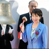 日本首相高市早苗在東京證券交易所敲響收市鐘。(資料照,美聯社) 日本首相高市早苗在東京證券交易所敲響收市鐘。(資料照,美聯社)