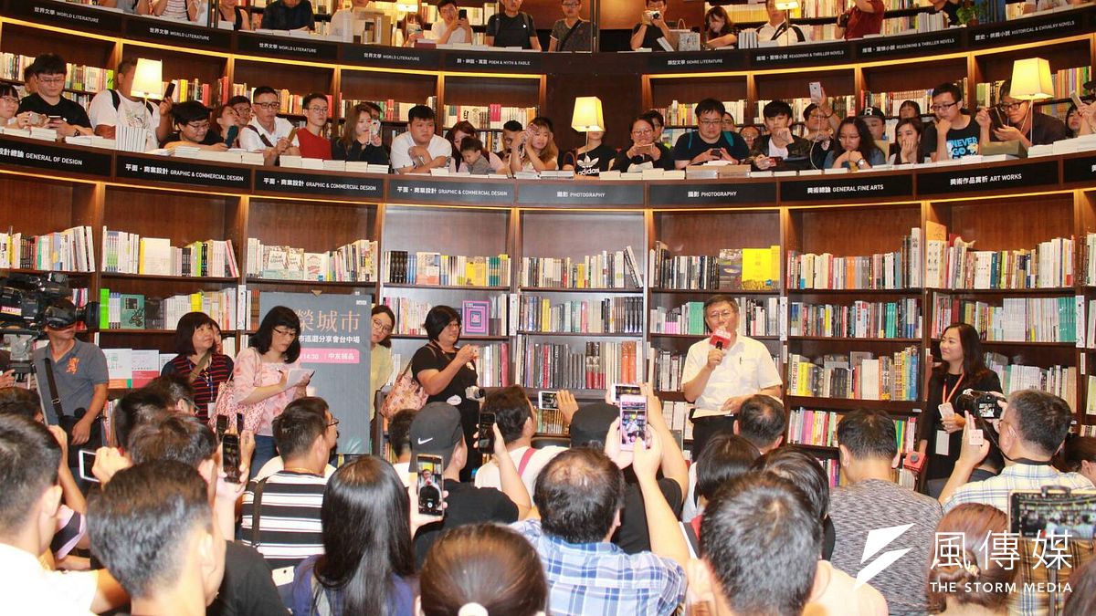 台北市長柯文哲19日南下台中,在台中中友百貨誠品書店進行新書《光榮城市》第三場簽書會。本場簽書會僅發250張號碼牌,9分鐘就發光。(方炳超攝) 台北市長柯文哲19日南下台中,在台中中友百貨誠品書店進行新書《光榮城市》第三場簽書會。本場簽書會僅發250張號碼牌,9分鐘就發光。(方炳超攝)