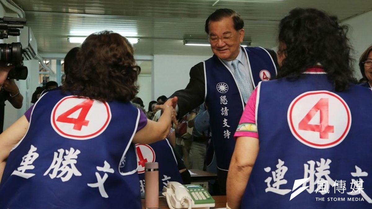 台北市長參選人連勝文近來選情低迷,連戰2日晚間設宴邀請連系要角,懇請大家幫忙拉抬。(資料照片,余志偉攝) 台北市長參選人連勝文近來選情低迷,連戰2日晚間設宴邀請連系要角,懇請大家幫忙拉抬。(資料照片,余志偉攝)