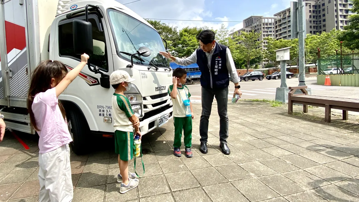 市府以模擬實境方式與學童互動體驗道路安全情境。(圖/台中市政府)