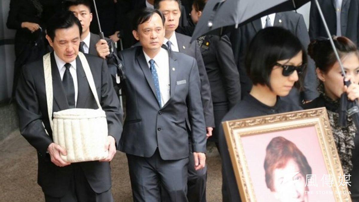 馬家人為秦厚修準備的骨灰罈上,刻有「厚德修身 一生忠黨愛國,慈母良師 永世難報親恩」。(吳逸驊攝) 馬家人為秦厚修準備的骨灰罈上,刻有「厚德修身 一生忠黨愛國,慈母良師 永世難報親恩」。(吳逸驊攝)