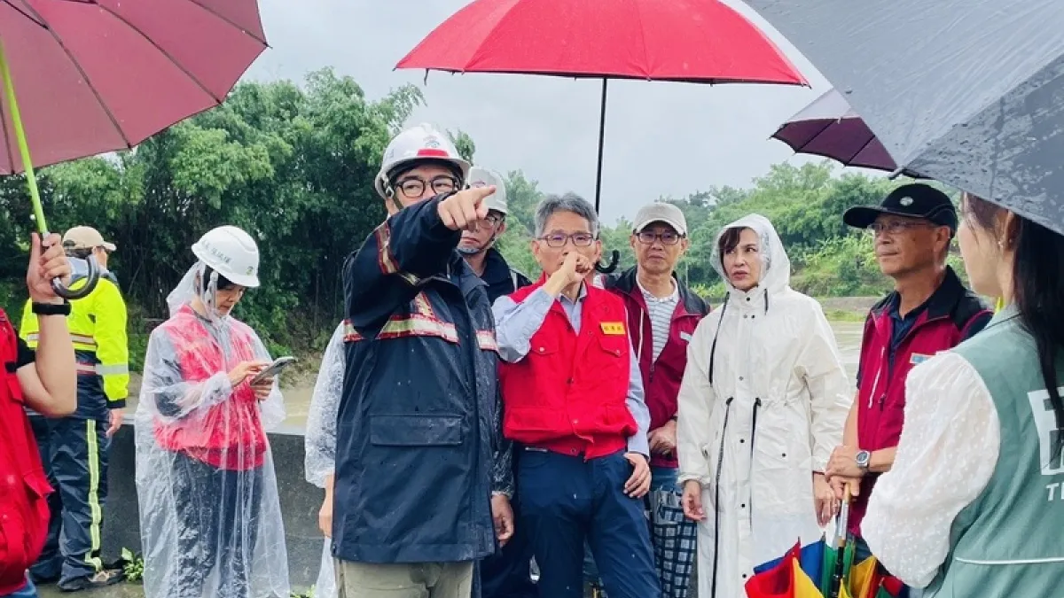 高雄市長陳其邁(前左)與經濟部次長賴建信(前左2)等人前往田寮區月世界視察防汛整備情形。(高雄市政府)