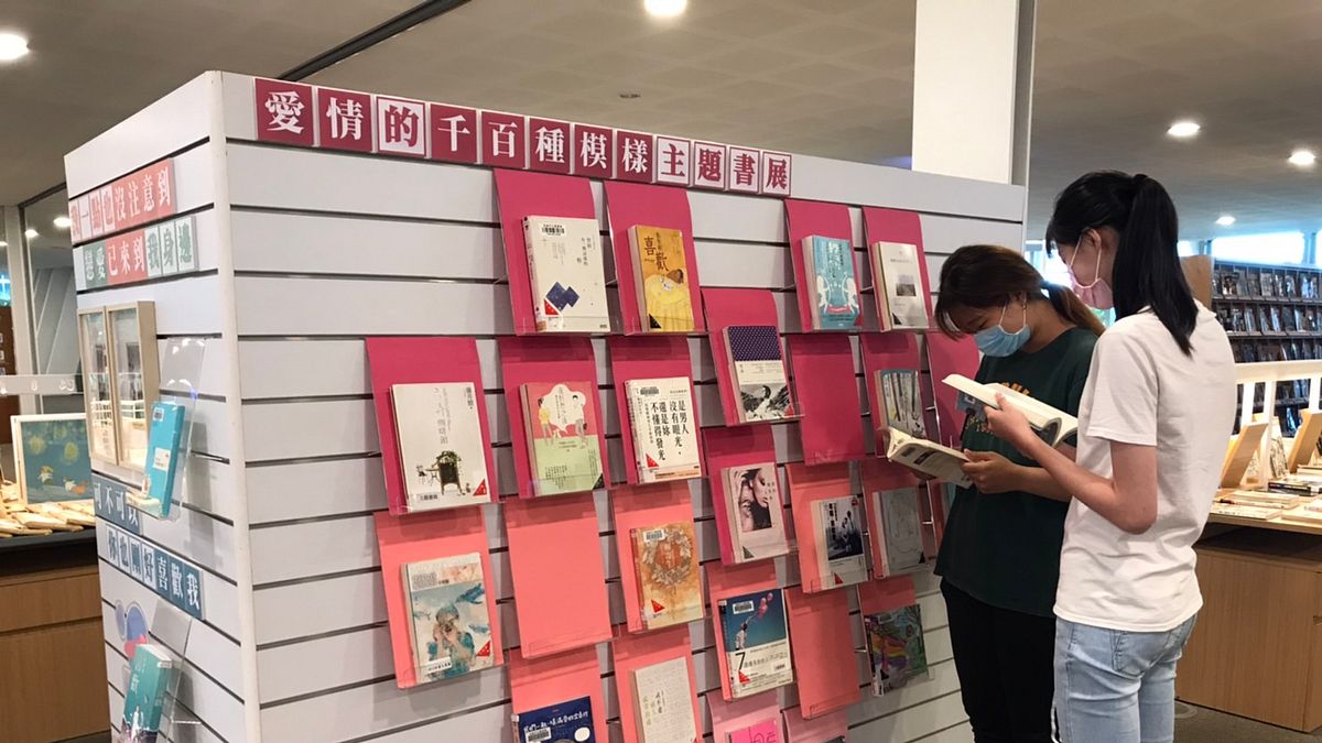 今年暑假總館從社會趨勢面觀察出發,舉辦後疫時代主題書展。(圖/徐炳文攝) 今年暑假總館從社會趨勢面觀察出發,舉辦後疫時代主題書展。(圖/徐炳文攝)