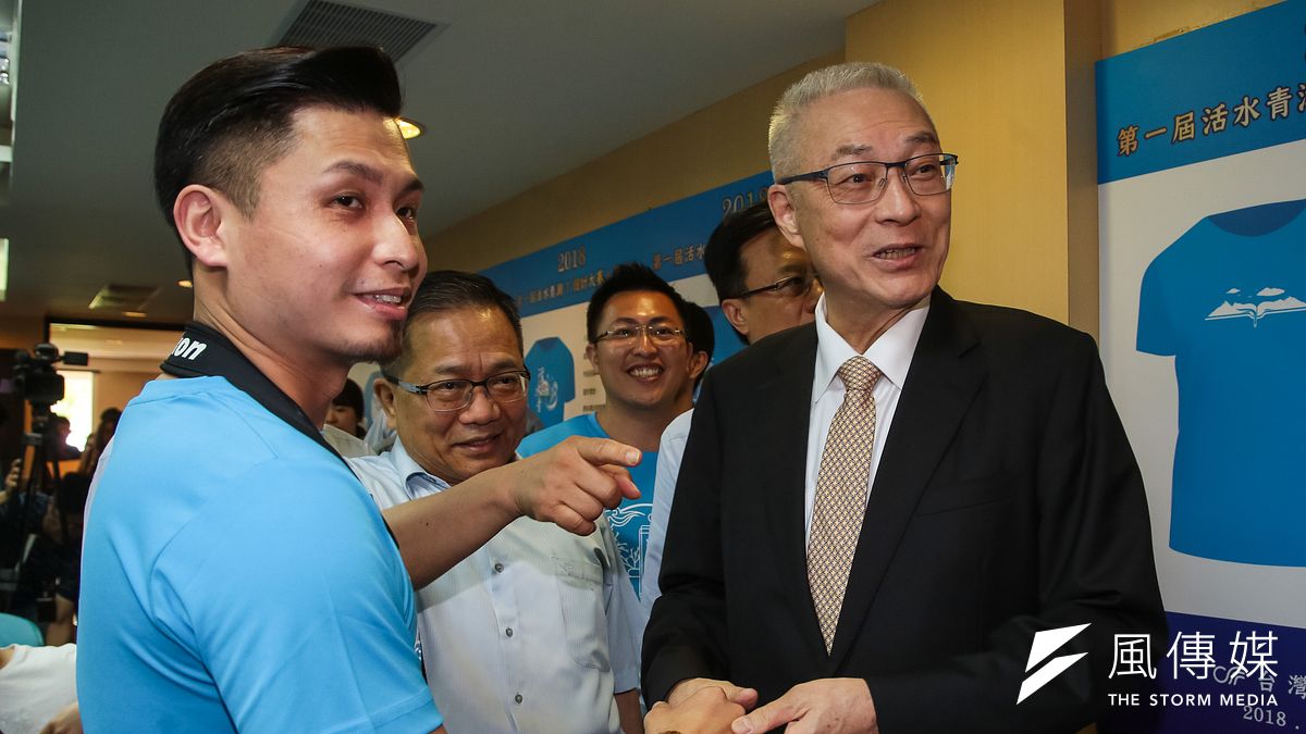 國民黨主席吳敦義18日出席「活水青潮T設計大賽頒獎典禮暨記者會」。(顏麟宇攝) 國民黨主席吳敦義18日出席「活水青潮T設計大賽頒獎典禮暨記者會」。(顏麟宇攝)