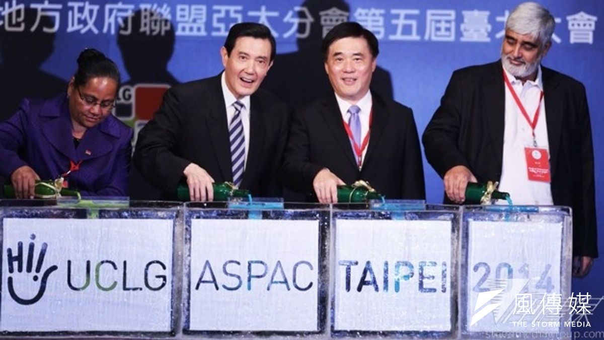 台北市長郝龍斌(右二)3日下午出席UCLG亞太分會年會,郝在受訪時為父親緩頰,稱郝柏村的意思應是中華民國的前途由中華民國全體民眾來決定。(林韶安攝) 台北市長郝龍斌(右二)3日下午出席UCLG亞太分會年會,郝在受訪時為父親緩頰,稱郝柏村的意思應是中華民國的前途由中華民國全體民眾來決定。(林韶安攝)