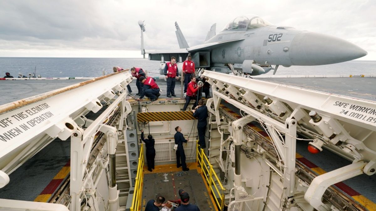 美國派出最先進的核子動力航空母艦「福特號」(USS Gerald R. Ford)趕赴東地中海。(圖/AP) 美國派出最先進的核子動力航空母艦「福特號」(USS Gerald R. Ford)趕赴東地中海。(圖/AP)