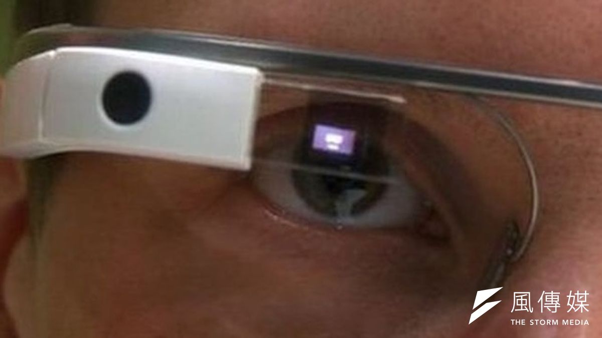 谷歌眼鏡新增眨眼功能。(圖片來源:取自網路) 谷歌眼鏡新增眨眼功能。(圖片來源:取自網路)