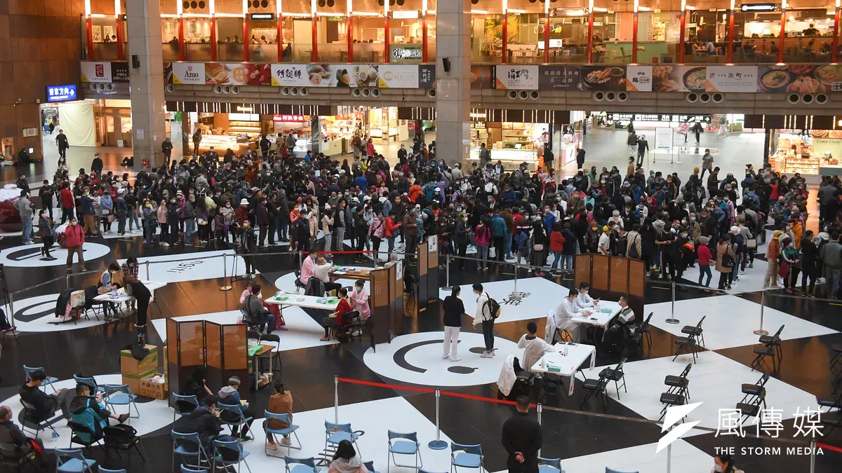 臺北車站發生的性侵案,儘管案發於人來人往的白天,但受害人長達10分鐘未獲途人出手制止。(示意圖/顏麟宇攝) 臺北車站發生的性侵案,儘管案發於人來人往的白天,但受害人長達10分鐘未獲途人出手制止。(示意圖/顏麟宇攝)