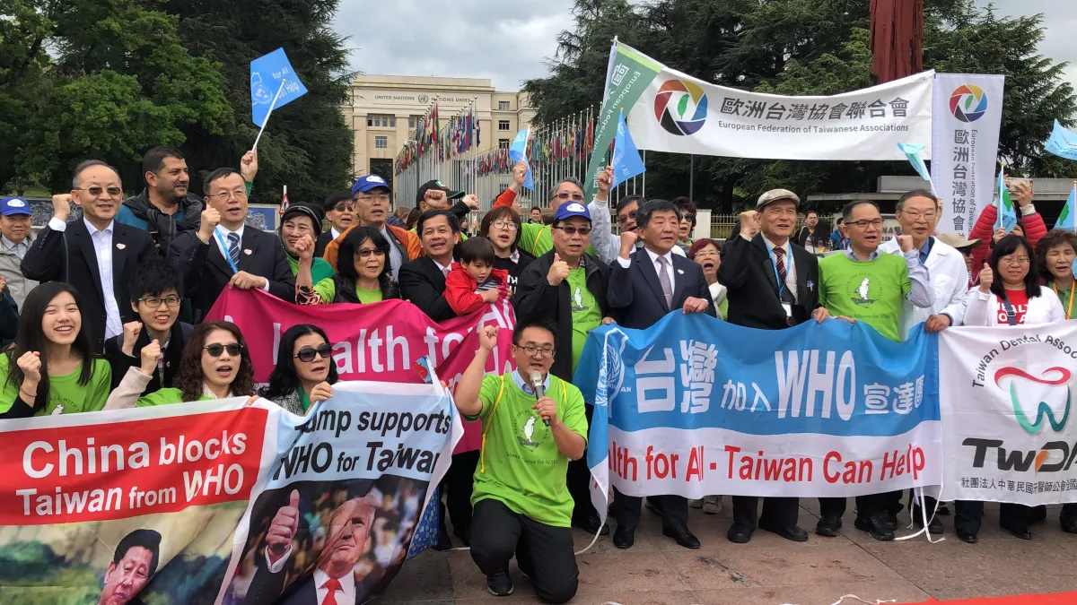 世界衛生大會(WHA)20日在瑞士日內瓦開幕,來自歐美各地的僑胞與台灣民間團體20日齊聚聯合國三腳椅廣場,向國際社會表達台灣盼望加入世界衛生組織(WHO)和參與WHA的心聲。(台灣加入WHO宣達團)
