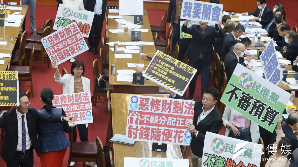 台灣民意基金會針對朝野衝突不斷,詢問民眾認為執政黨或在野黨,誰應負較大的責任。(資料照,柯承惠攝)