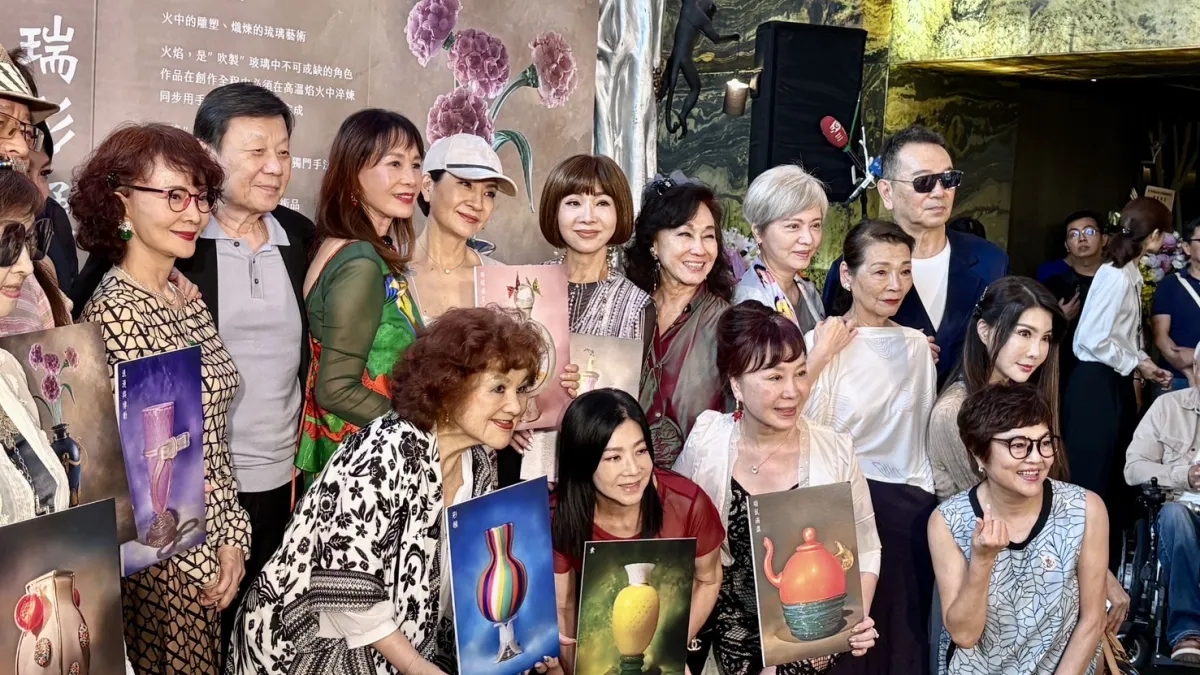 周丹薇2026古焰鎏璃創作展瑞彩凝光於台北登場,藝文界及演藝圈友人到場相挺,在作品前共同留下開幕紀念。(圖/主辦單位提供)
