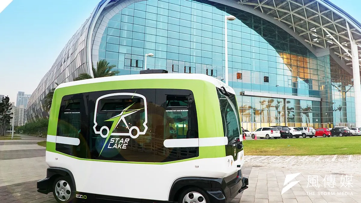 自動駕駛技術趨於成熟,但交通法令沒跟上。圖為高雄電影節的自動駕駛小巴。(圖/徐炳文攝)