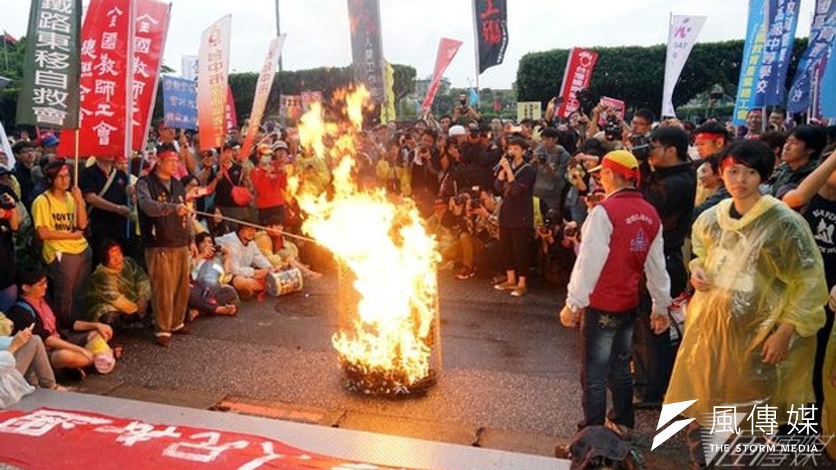 秋鬥9日下午遊行,反資本霸權,鎖定國發會為抗議機關。(蘇仲泓攝) 秋鬥9日下午遊行,反資本霸權,鎖定國發會為抗議機關。(蘇仲泓攝)