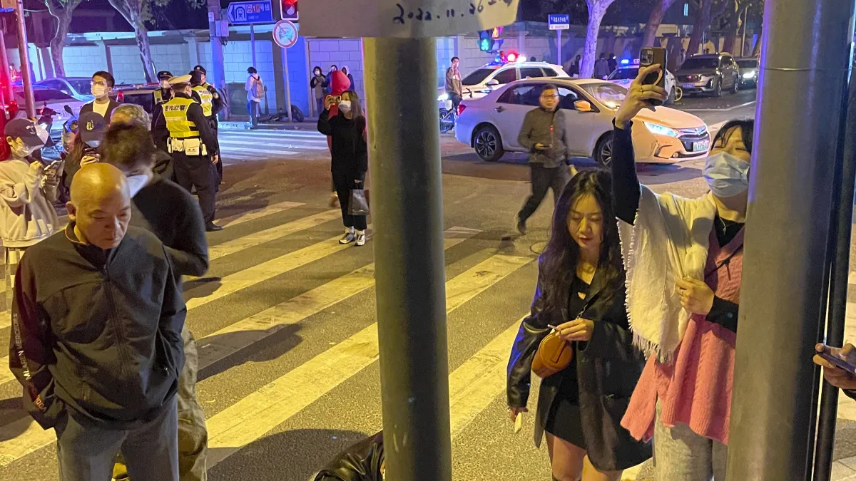 2022年11月,中國嚴酷清零政策草菅人命,上海市民示威抗議新疆烏魯木齊慘劇(AP)