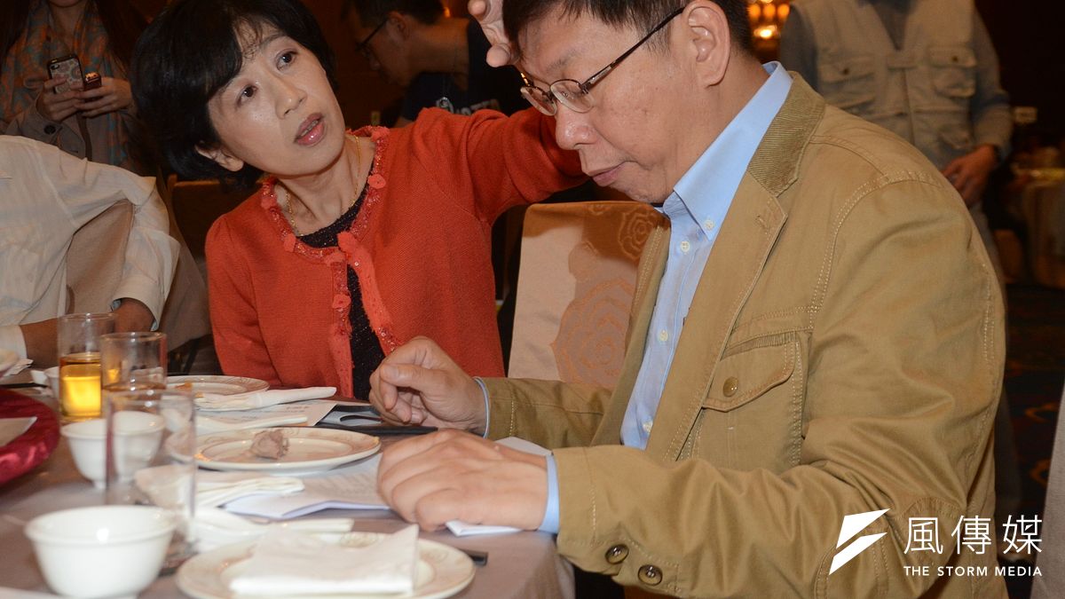 柯文哲(右)與夫人陳佩琪感情深厚,陳佩琪在臉書放閃,每天都會為柯P準備藥,避免他質詢時暴走。(資料照,宋小海攝) 柯文哲(右)與夫人陳佩琪感情深厚,陳佩琪在臉書放閃,每天都會為柯P準備藥,避免他質詢時暴走。(資料照,宋小海攝)