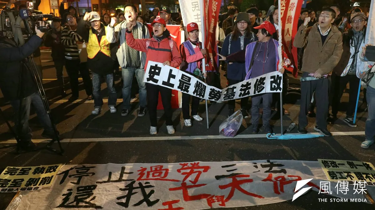 立法院社衛環委員會審查勞基法修正草案,勞團入夜後於場外持續抗爭。(蘇仲泓攝)
