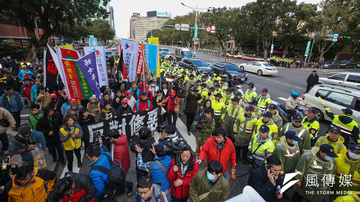 作者表示,外交問題操之在人,內政問題操之在己,希望鐵桶中的執政黨,能打開拒馬與蛇籠,好好跟勞工溝通,共同解決勞資雙方矛盾的問題。(陳明仁攝)