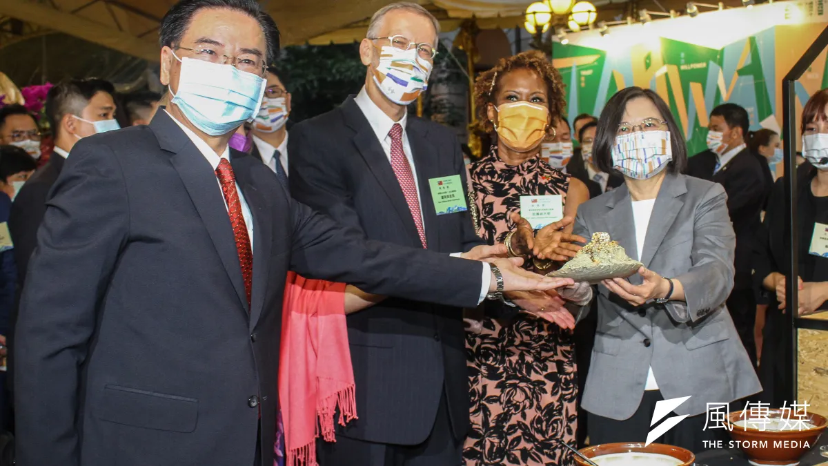 總統蔡英文(右一)出席「中華民國109年國慶酒會」,左起為外交部長吳釗燮,AIT處長酈英傑,聖克里斯多福駐台大使哈菁絲。(蔡親傑攝)