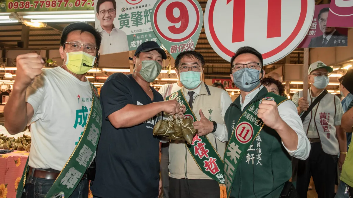 黃偉哲帶著同黨市議員候選人朱正軒與黃肇輝,至永康尚青黃昏市場掃街拜票,受到民眾熱烈歡迎。(圖/黃偉哲競總提供)