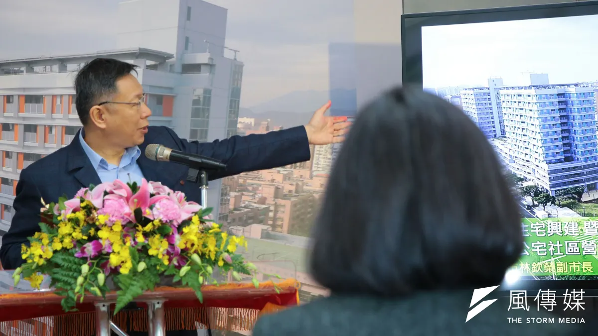 總統蔡英文26日前往台北市健康公宅視察,台北市長柯文哲親自迎接陪同,蔡總統也聽柯市長報告。(顏麟宇攝)