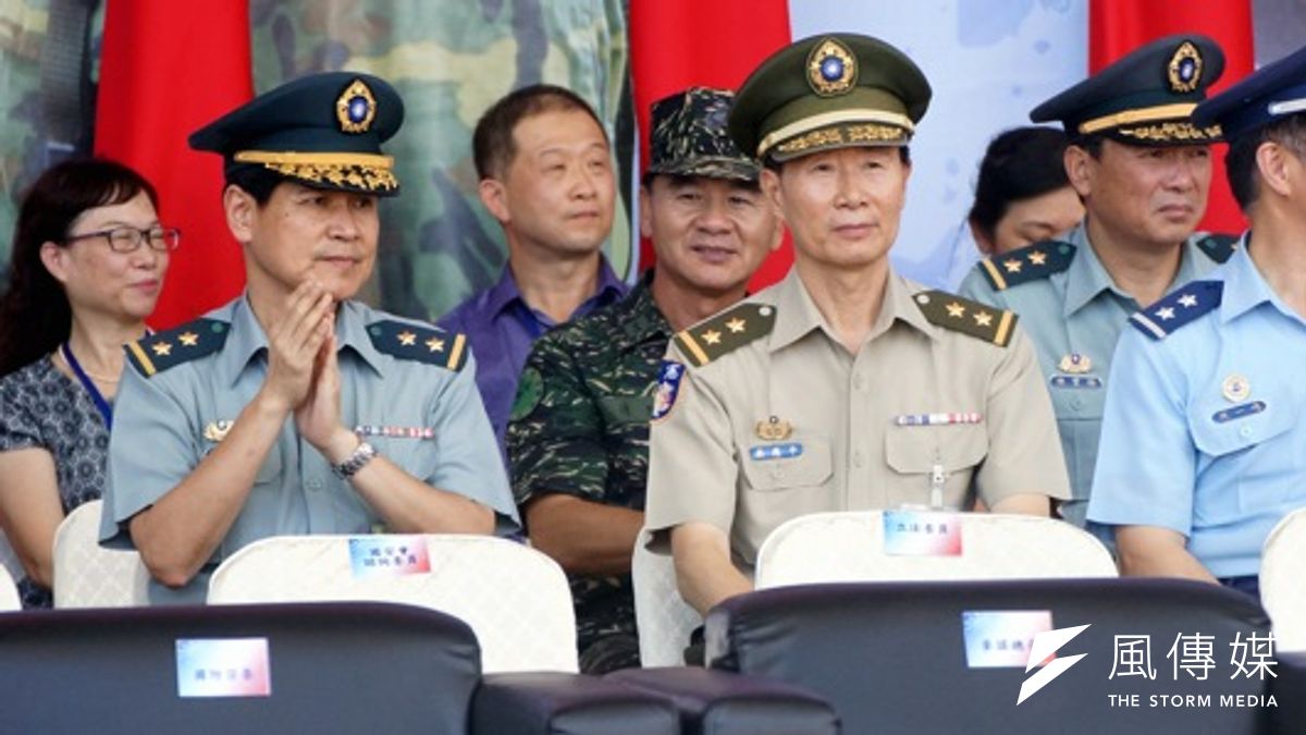 國防部政戰局長王明我中將(左)在立法院答詢指出,國軍營內營外146個營站,已將味全集團130項產品全部下架。(蘇仲泓攝) 國防部政戰局長王明我中將(左)在立法院答詢指出,國軍營內營外146個營站,已將味全集團130項產品全部下架。(蘇仲泓攝)