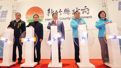 新竹縣長楊文科(中)偕同議長張鎮榮(左二)、副議長王炳漢(左一)及縣府團隊點亮「竹、縣、30、榮、景」五個燈柱。(圖/新竹縣政府提供)