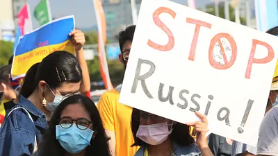 台灣民意基金會22日公布的最新民調顯示,64.4%的20歲以上台灣受訪者支持蔡政府制裁俄羅斯。圖為台灣民間團體在台北市區舉辦「台灣支持烏克蘭」集會遊行活動。(資料照,柯承惠攝)